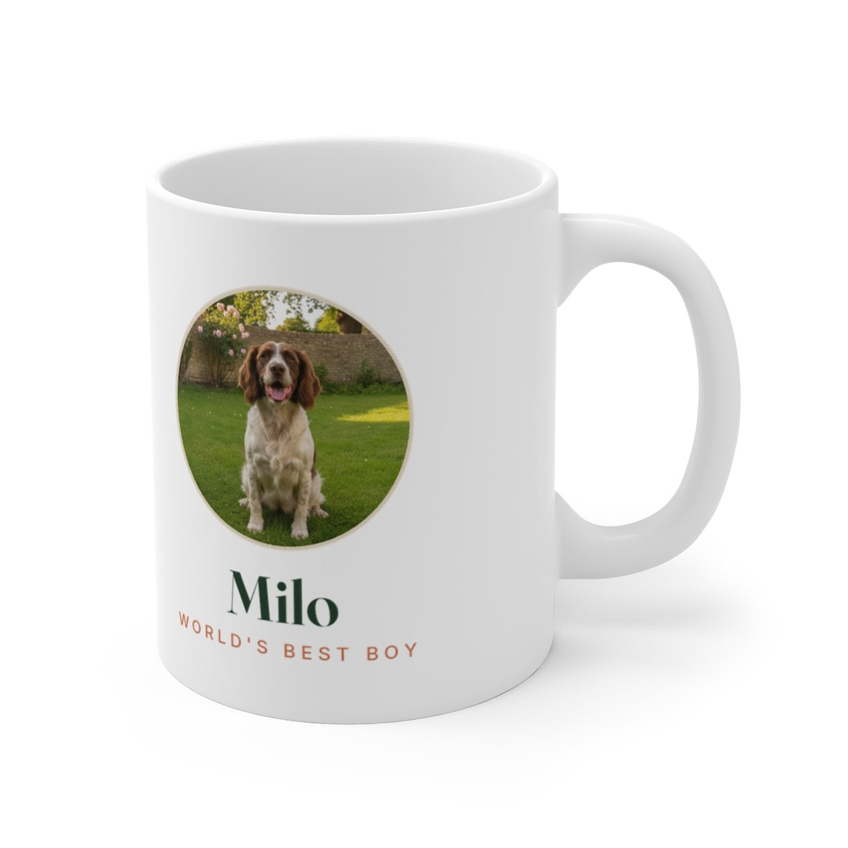 Pet photo mug mock-up from the other side, handle on the right, with the round spaniel photo and 'Milo' print in full
