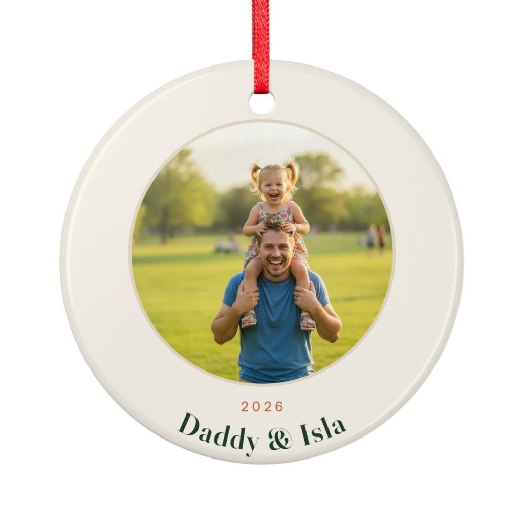 Dad photo Christmas ornament mock-up seen from the other side, with the same sample photo of a child on her father's shoulders, '2026' and 'Daddy & Isla'